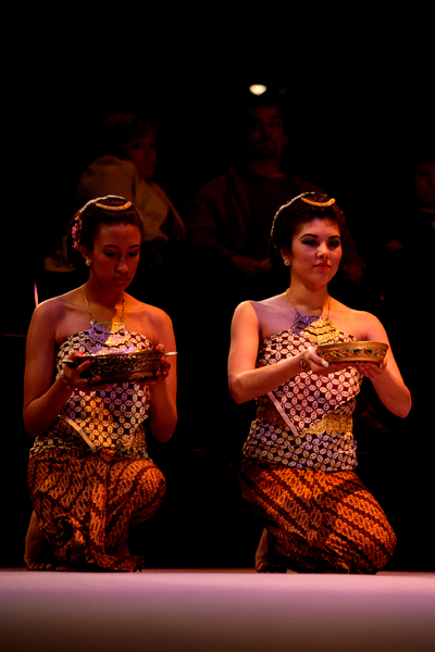 Javanese dance drama-CalArts'06-Imari and Lia
