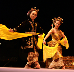 Javanese dance drama-Nanik Wenten and Weny Wenten